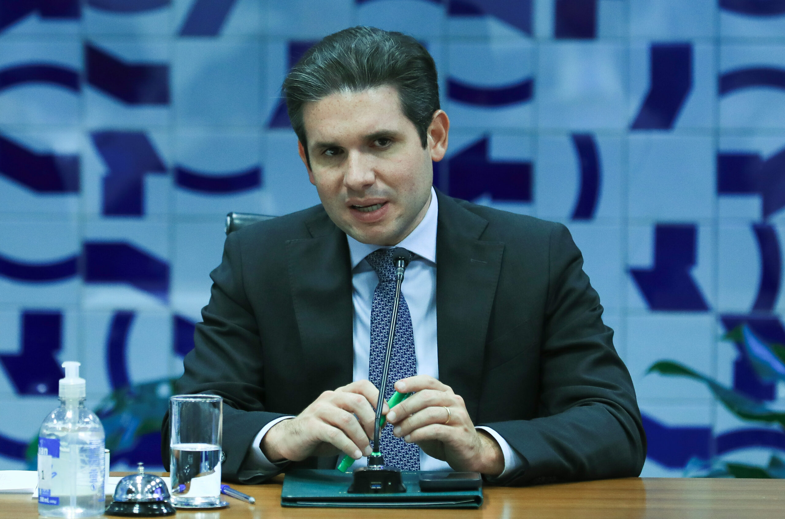 Câmara aprova urgência de lei que proíbe cobrar mala de mão