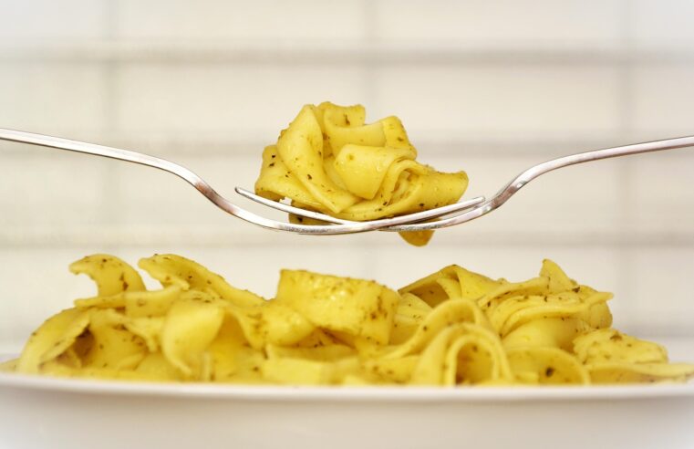 Preço faz brasileiro trocar arroz e feijão por macarrão