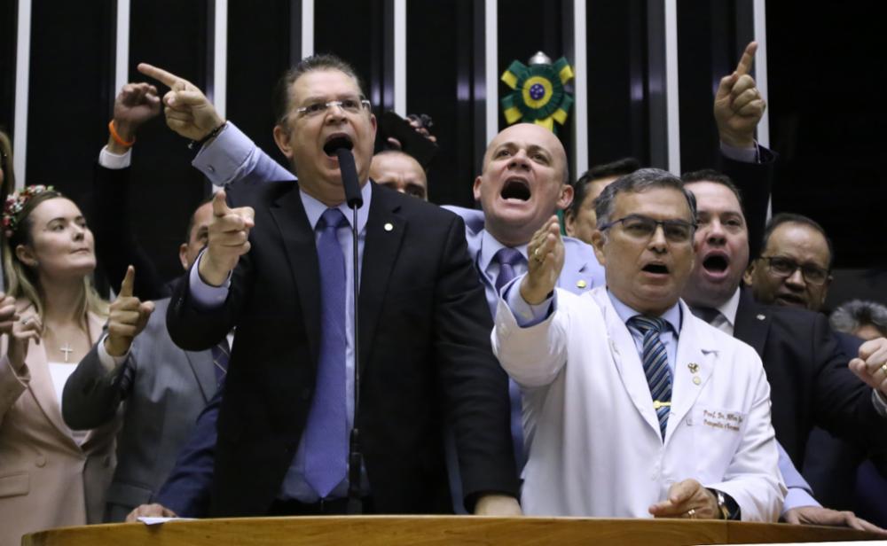 Líder do PL agradece empenho de Tarcísio contra MP