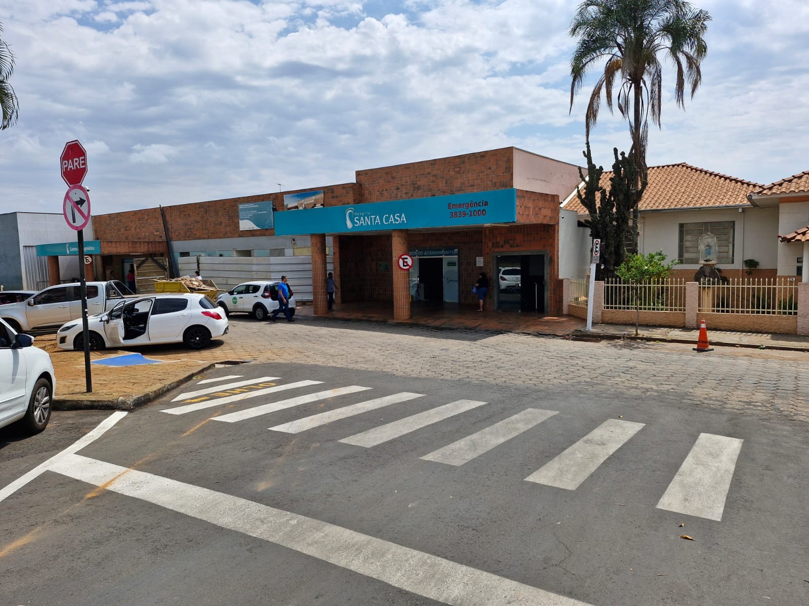 Três das quatro pessoas internadas após comer 'falsa couve' estão em coma induzido em MG