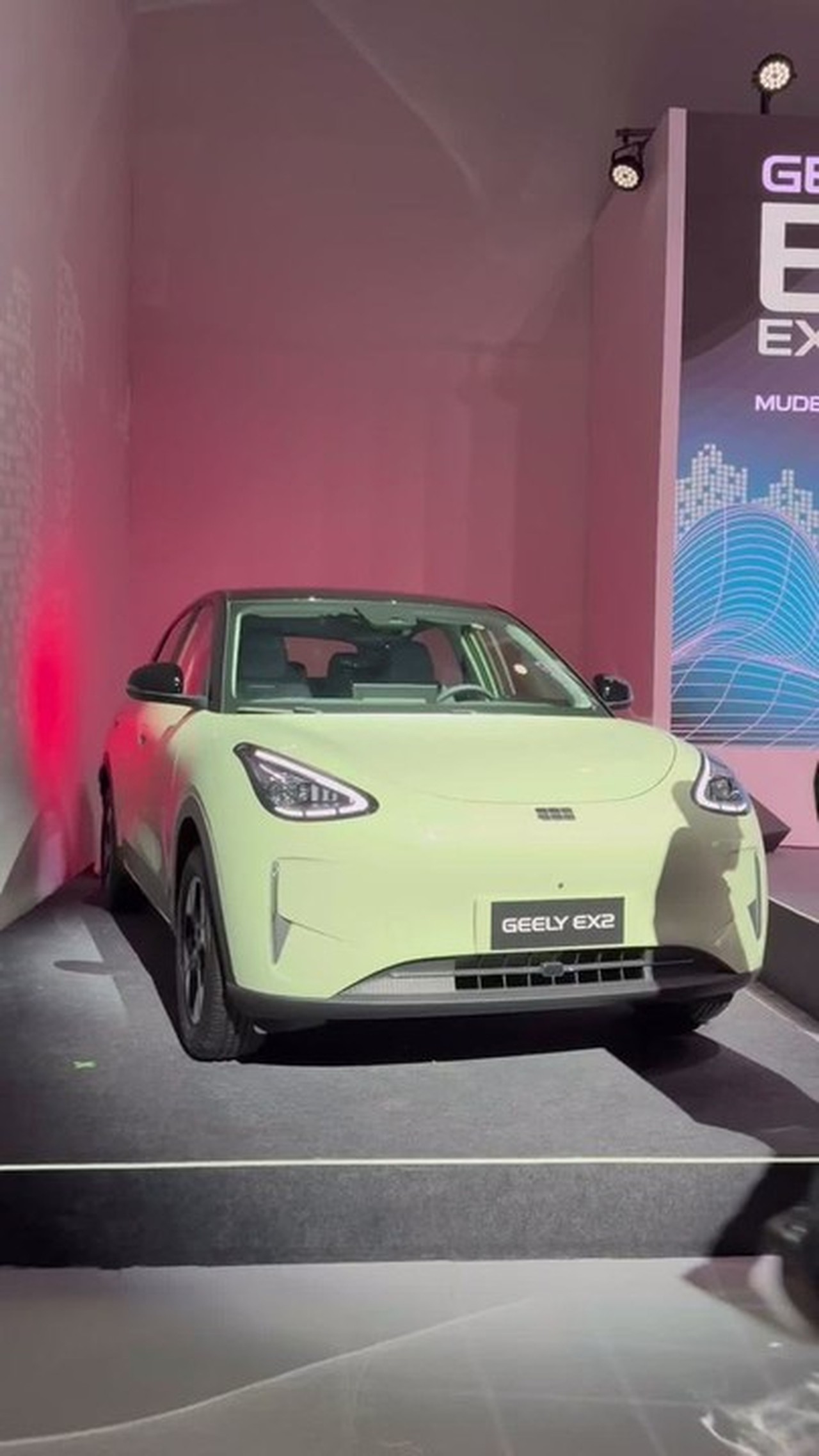 Geely EX2 chega ao Brasil com tamanho do BYD Dolphin e preço menor; veja itens de série