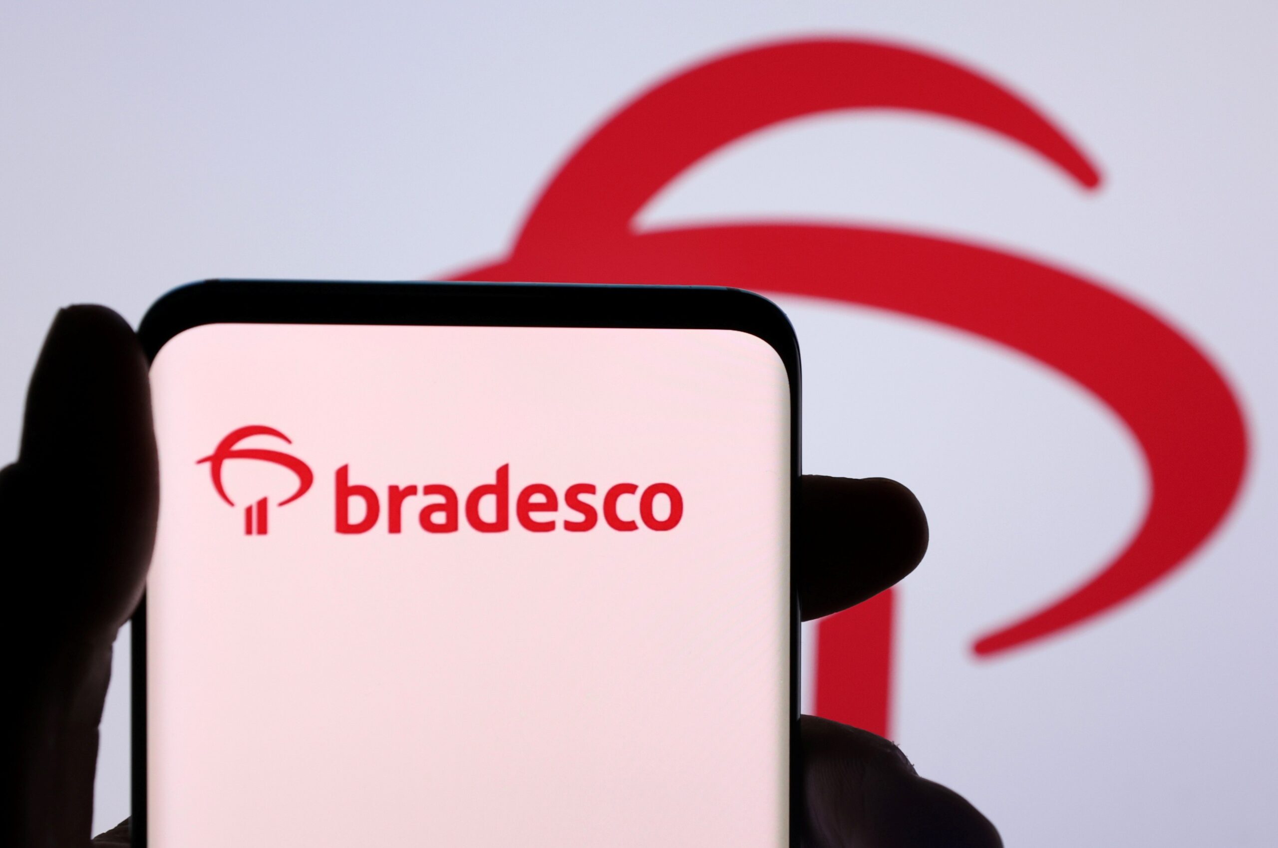 Bradesco vai acabar com home office para quase 900 funcionários em 2026