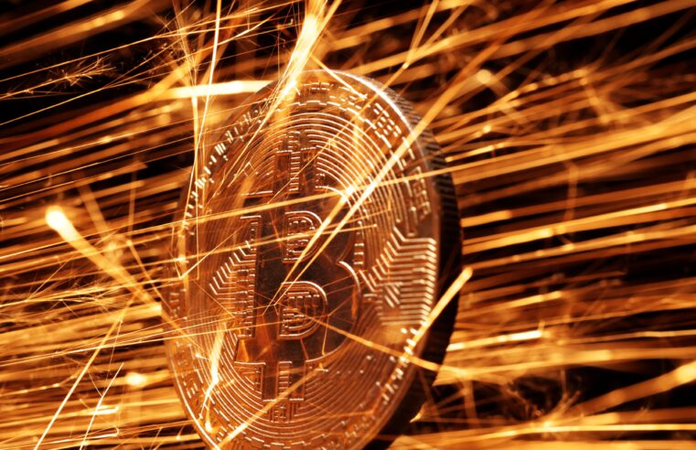 Bitcoin cai ao menor nível em sete meses em meio à fuga de ativos de risco