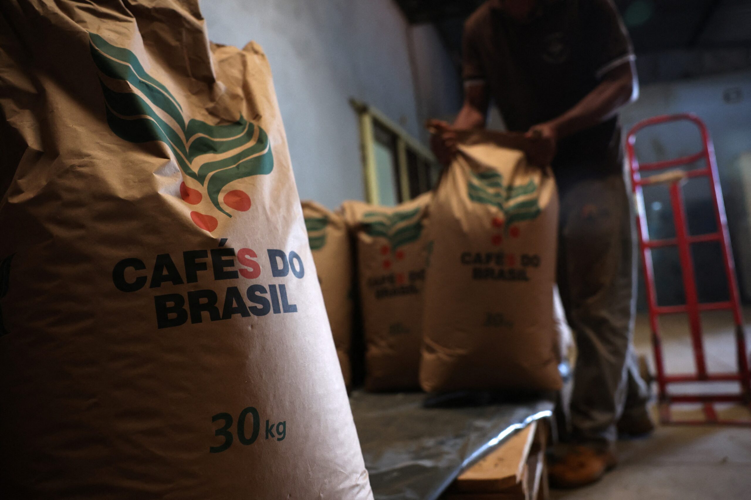 'Piorou para o Brasil', dizem exportadores de café após redução de tarifas globais dos EUA; setores de carnes e frutas veem avanço