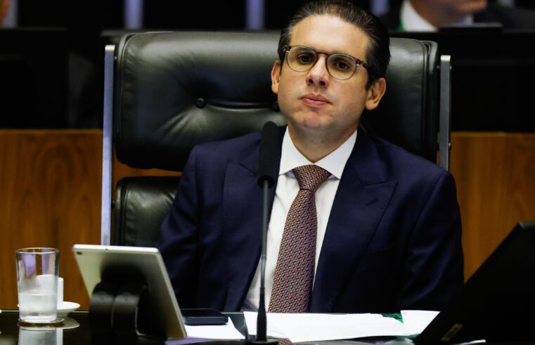 Projeto contra devedores como a Refit está parado na Câmara; presidência da Casa alega excesso de interesse na relatoria