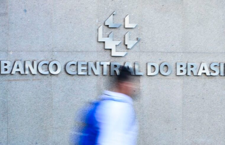 BC mantém taxa em 15% e contraria governo