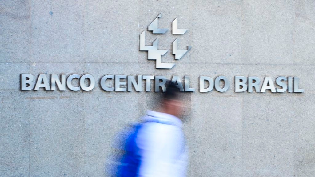 BC mantém taxa em 15% e contraria governo