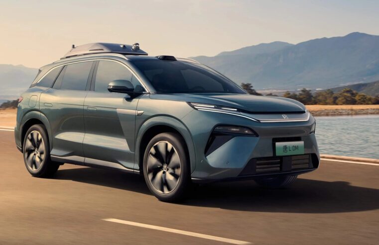 BYD Atto 8 chega como maior SUV e híbrido de maior autonomia da marca; veja detalhes