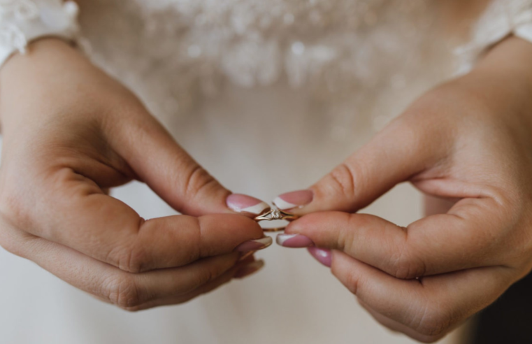 Veja quantos estão em união conjugal e quantos moram sem parceiro ou parceira em sua cidade