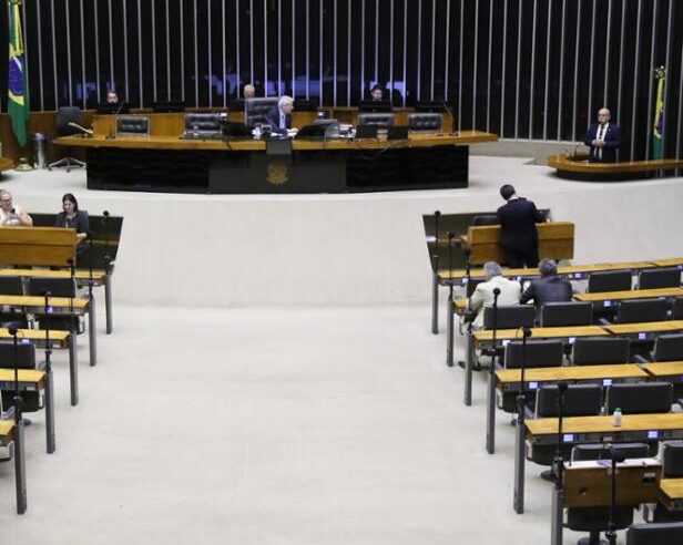 Câmara aprova estouro bilionário de gasto do governo com defesa