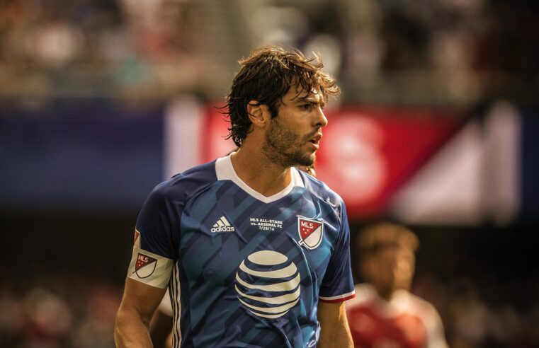 Kaká, Messi, Ronaldinho, Zidane: veja nomes que surgiram no Brasil após craques do futebol vencerem a Bola de Ouro