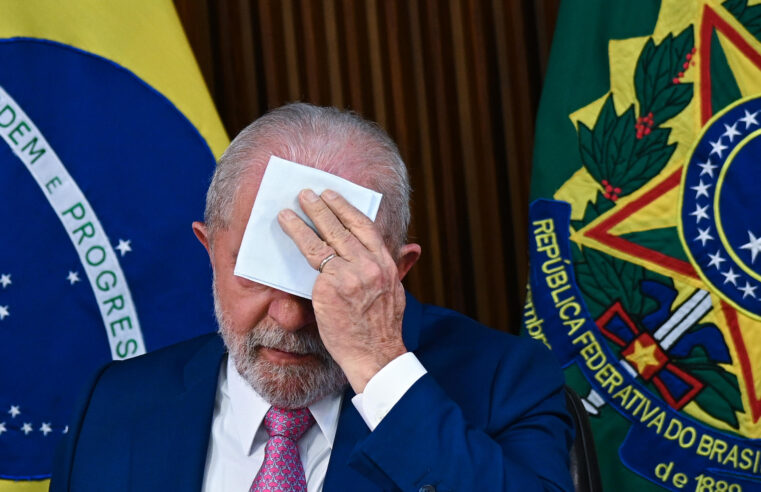 Trump retira tarifa de 10%; Brasil segue com taxa adicional de 40%