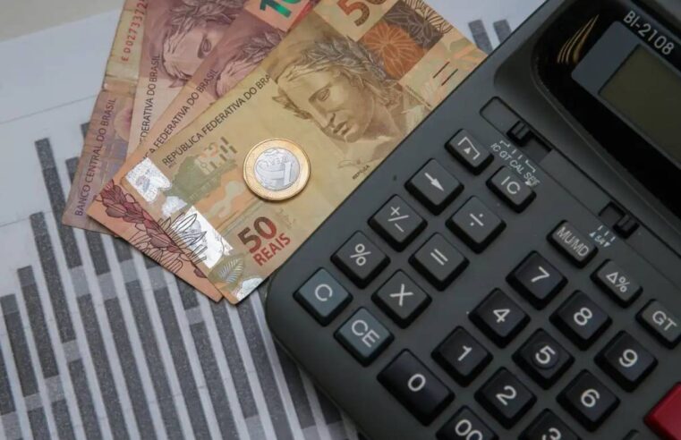 Salários devem estagnar em 2026, mas empresas apostam em benefícios para reverter insatisfação