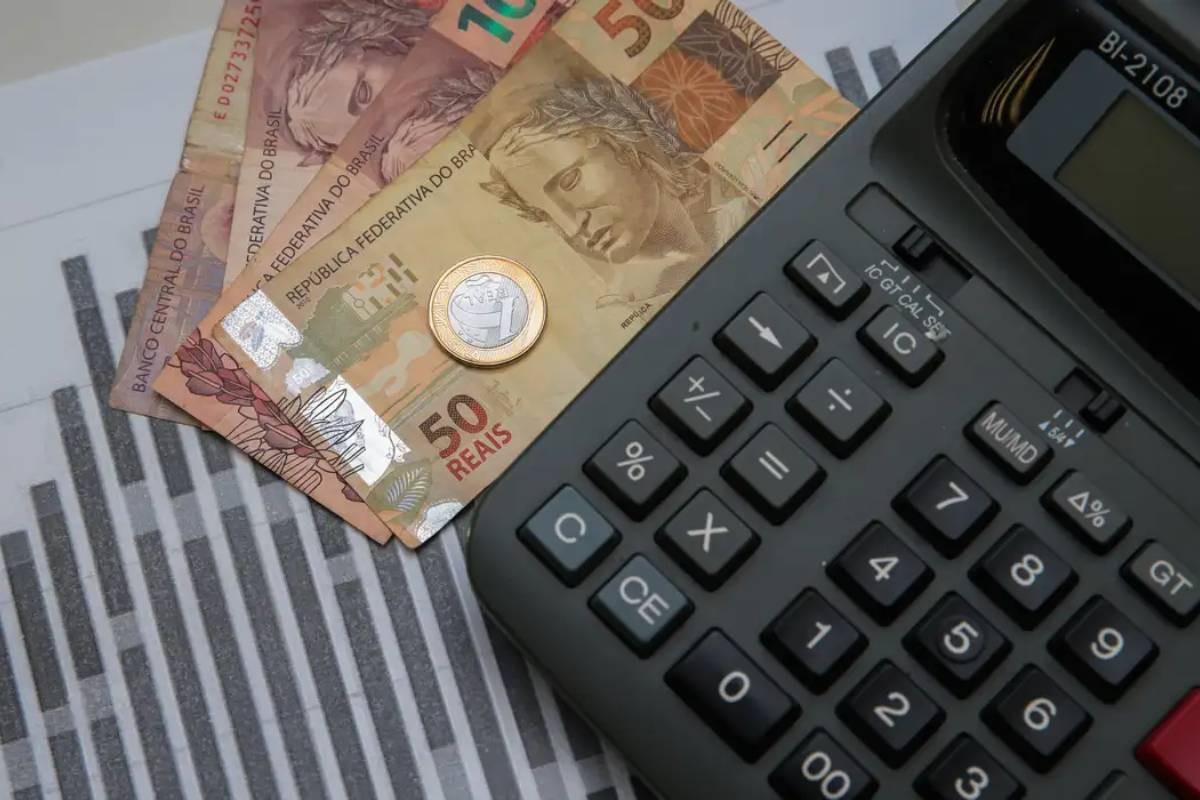 Salários devem estagnar em 2026, mas empresas apostam em benefícios para reverter insatisfação