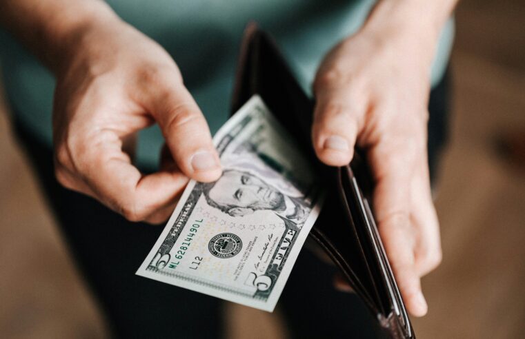 Dólar abre em queda com foco em fim do shutdown nos EUA e falas de Galípolo