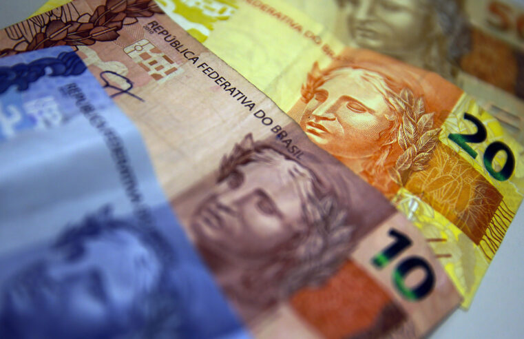 Arrecadação federal bateu recorde e chegou a R$ 2,4 trilhões.