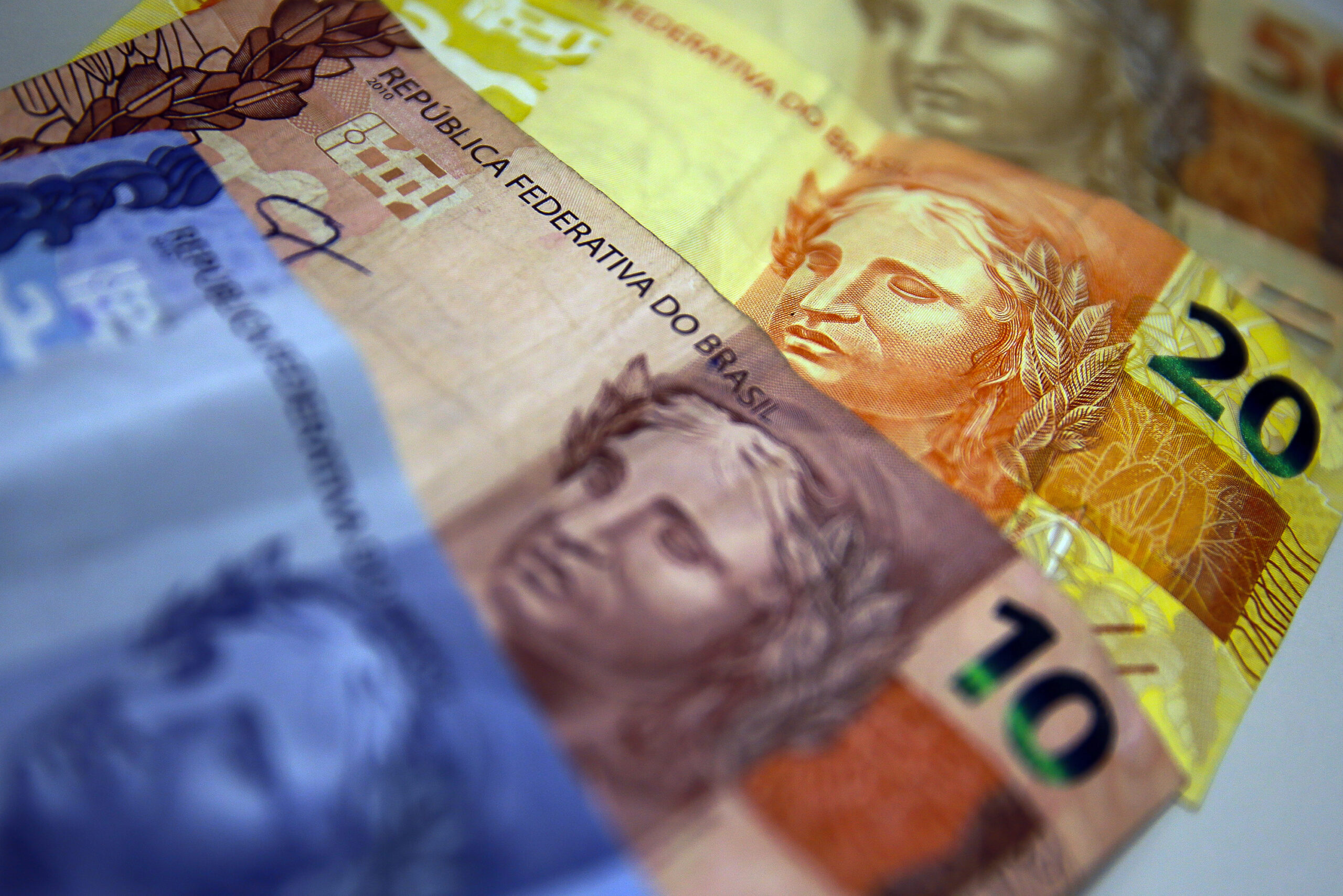 Arrecadação federal bateu recorde e chegou a R$ 2,4 trilhões.