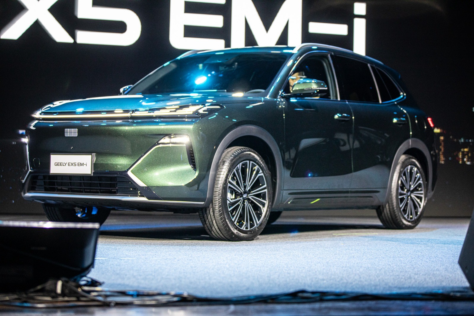 Salão do Automóvel 2025: Geely produzirá o EX5 no Brasil para brigar com Jeep Compass