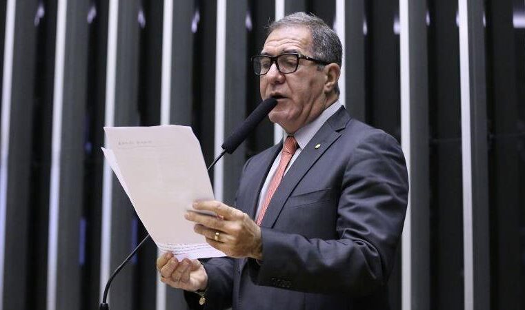 Relator mantém escala 6×1 e propõe redução de jornada para 40 horas