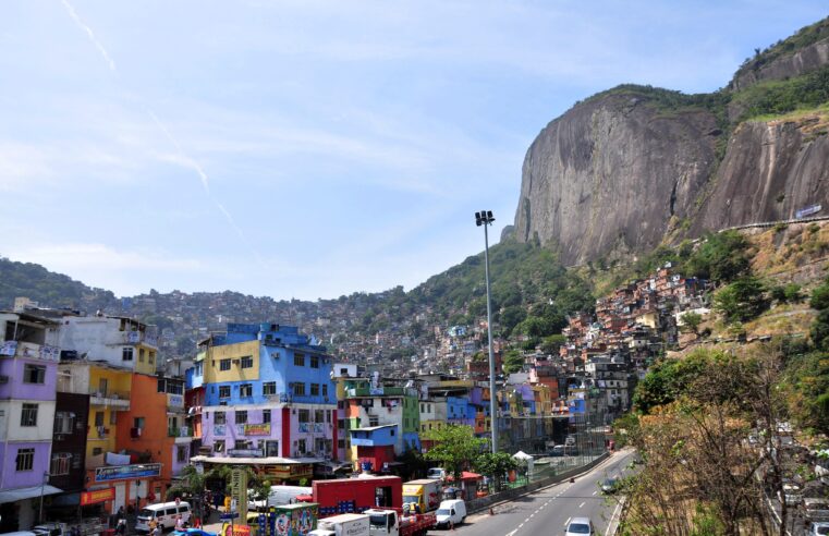 Calçadas, arborização, ponto de ônibus: compare a situação dentro e fora das maiores favelas do Brasil