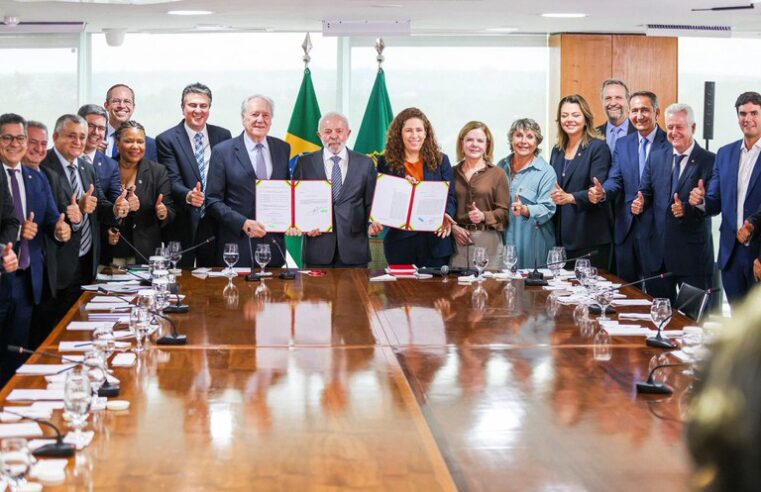 Lula envia ao Congresso MP com reajustes e que cria cargos