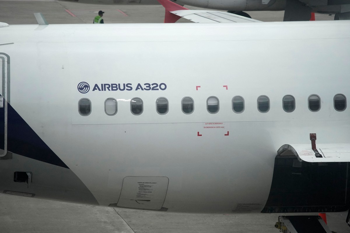 Airbus confirma problema em painéis metálicos do A320 após recall de software