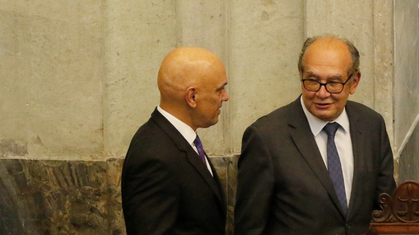 Moraes quer salário maior para juiz; Gilmar Mendes reduz direitos