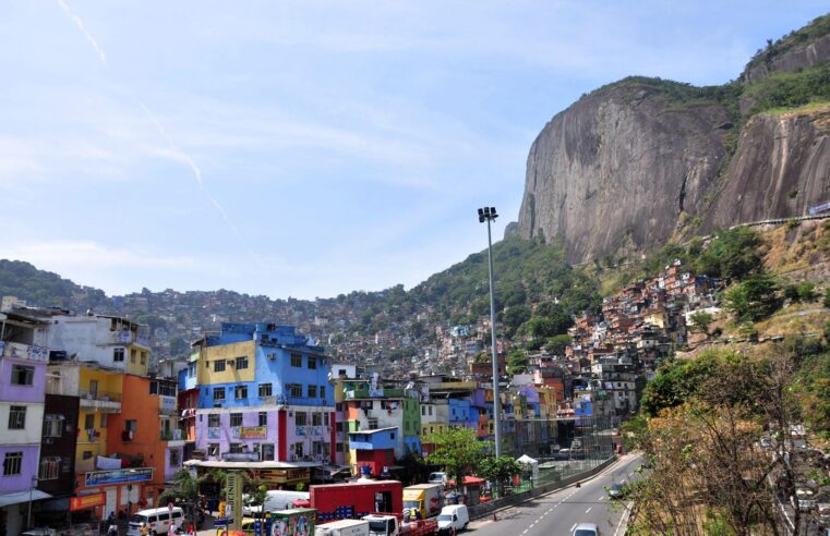 19% dos moradores de favelas vivem em vias onde só passa moto e bike